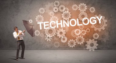 TECHNOLOGY yazıtlarından şemsiyeyle savunma yapan iş adamı, teknoloji kavramı