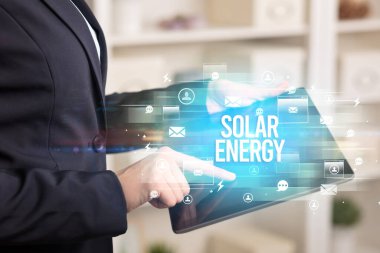 Bir tabletin yakın plan araması SOLAR ENERGY yazıt, modern teknoloji konsepti