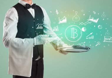 Üzerinde bitcoin simgeleri olan smokin tepsisi taşıyan yakışıklı garson, küresel pazar konsepti.