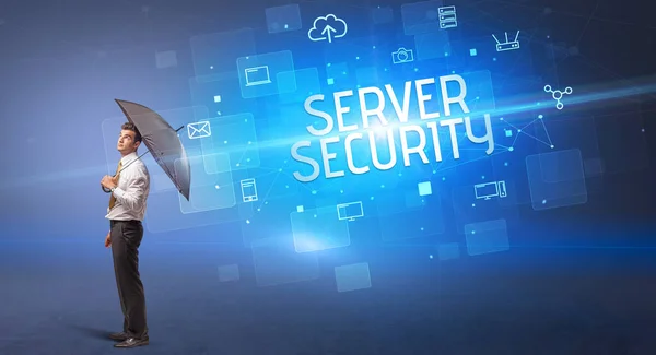 Biznesmen Broniący Się Parasolem Przed Atakiem Cybernetycznym Napisem Server Security — Zdjęcie stockowe