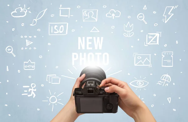 Ruční Focení Digitálním Fotoaparátem Nápisem Nové Foto Koncept Nastavení Fotoaparátu — Stock fotografie