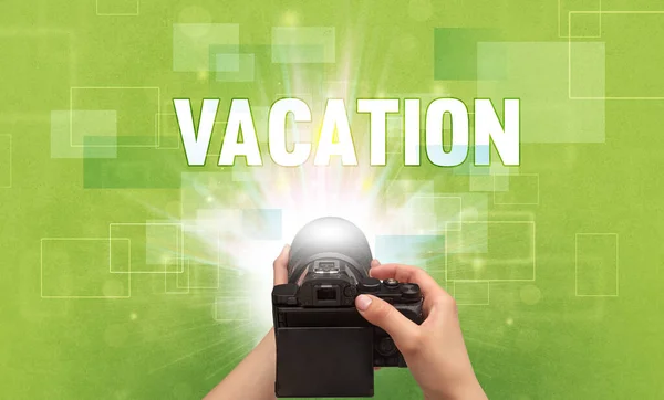 Close Uma Mão Segurando Câmera Digital Com Inscrição Vacation Conceito — Fotografia de Stock