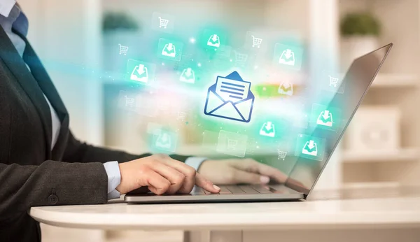 Geschäftsmann Arbeitet Laptop Mit Mail Icons Die Dabei Herauskommen Erfolgreiches — Stockfoto
