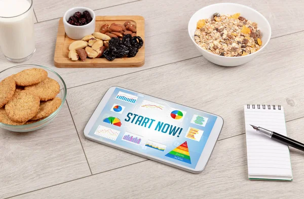 Organik Gıda Tablet Bilgisayarı Start Now Yazısını Sağlıklı Beslenme Bileşimini — Stok fotoğraf