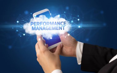 Kadın eli akıllı telefona dokunuyor Performans Yönetimi yazıtları, bulut iş konsepti