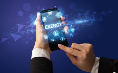 Enerji yazıtlı akıllı telefonu olan kadın el ele tutuşması, modern teknoloji kavramı