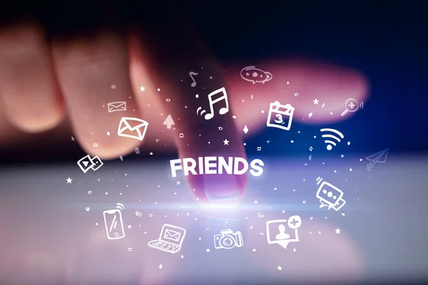 描かれたソーシャルメディアのアイコンと友人の碑文 ソーシャルネットワーキングの概念を持つ指触りタブレット — ストック写真