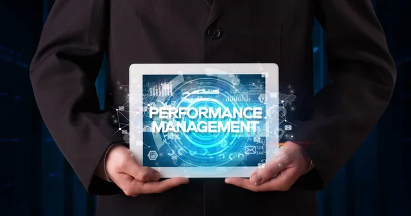Giovane Imprenditore Che Lavora Tablet Mostra Scritta Performance Management Business — Foto Stock