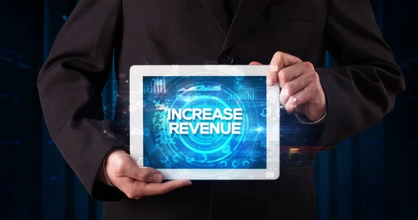 在平板电脑上工作的年轻商人并展示了题词 Increase Revenue 商业概念 — 图库照片