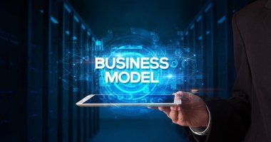 Tablet üzerinde çalışan genç iş adamı ve yazıyı gösteriyor: İŞ MODEL, iş konsepti