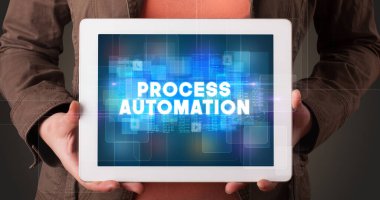 Tablet üzerinde çalışan genç iş adamı ve yazıyı gösteriyor: PROCESS AUTOMATION
