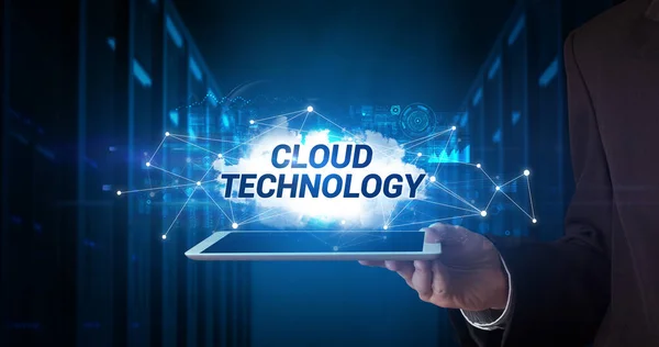 在平板电脑上工作的年轻商人并展示了题词 Cloud技术 — 图库照片