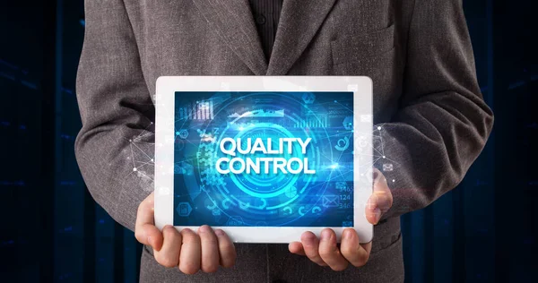 Junger Geschäftsmann Arbeitet Tablet Und Zeigt Die Aufschrift Quality Control — Stockfoto