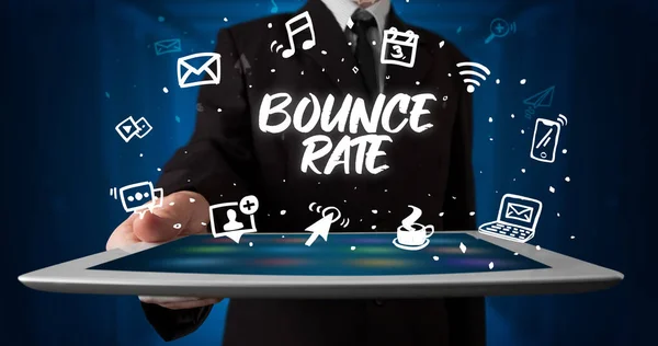 Fiatal Üzletember Dolgozik Tabletta Bemutatja Felirat Bounce Rate — Stock Fotó
