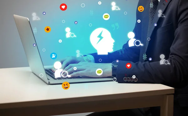 Hand Surfa Sociala Medier Med Smart Man Ikoner Kommer Från — Stockfoto