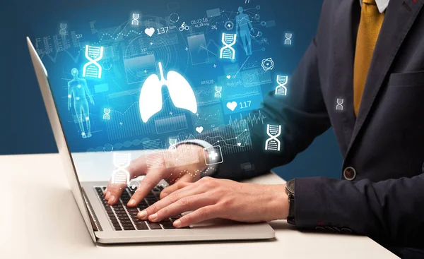 Ekrandan Çıkan Akciğer Simgeleriyle Ilgili Tıbbi Sorunlar Için Internette Taraması — Stok fotoğraf