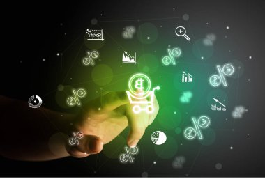 İş adamı parmağı ekrandaki multimedya arayüzüne dokunuyor bitcoin simgeli el çizimi alışveriş arabası fütüristik konsept