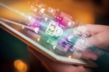 Bitcoin uygulama simgeleri içeren tablet kullanan bir elin yakın çekimi, dijital para birimi kavramı