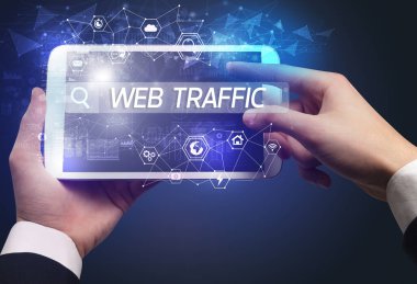 Web TRAFFIC yazıtları ve yüksek teknoloji bilgisayar kavramını arayan bir tabletin yakın plan görüntüsü