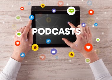 PODCASTS yazıtları, sosyal ağ konsepti ile dokunmatik ekranın yakın plan görüntüsü