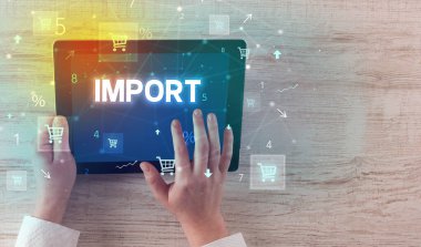 IMPORT yazıtlı, çevrimiçi alışveriş konsepti olan bir el tutma tabletinin yakın çekimi