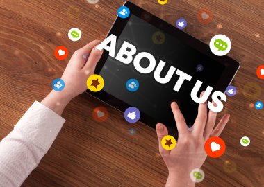 ABD yazıtları ve sosyal ağ kavramlarıyla ilgili dokunmatik ekranın yakın çekimi