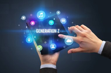 Katlanabilir bir akıllı telefonu olan işadamı Z GENERATION yazıtlı, sosyal medya kavramına sahip