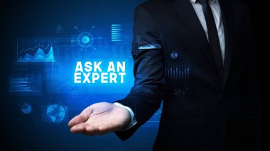 İş adamı elinde bir uzman yazısı tutuyor. İş başarısı kavramı.