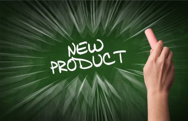 El çizimi, tahtaya beyaz tebeşirle yazılmış NEW PRODUCT yazıları, online alışveriş kavramı