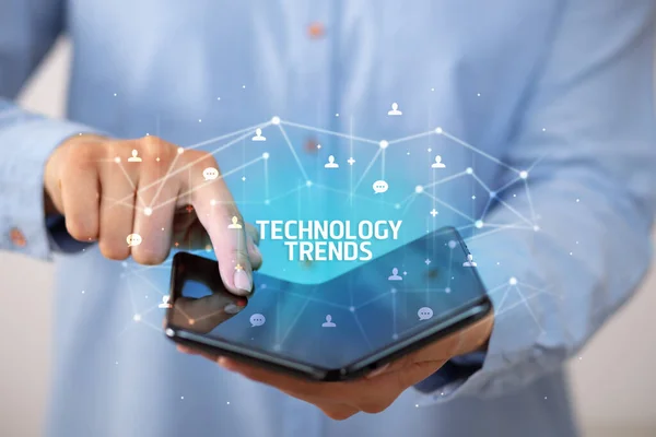 Бизнесмен Складным Смартфоном Надписью Technology Trends Новая Технологическая Концепция — стоковое фото