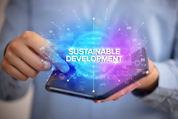 Affärsman Som Har Vikbar Smartphone Med Hållbar Utveckling Inskription Affärsidé — Stockfoto
