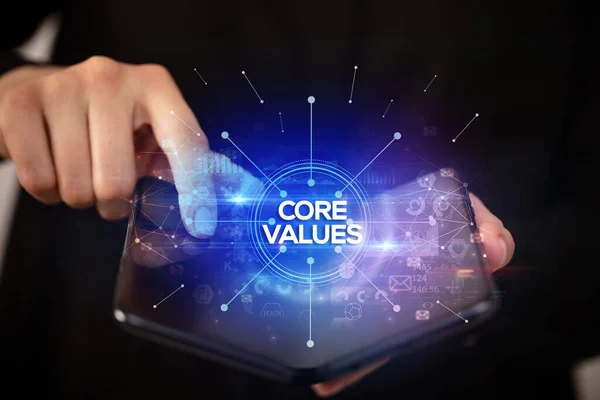 Üzletember Kezében Egy Összecsukható Okostelefon Core Values Felirattal Üzleti Koncepció — Stock Fotó