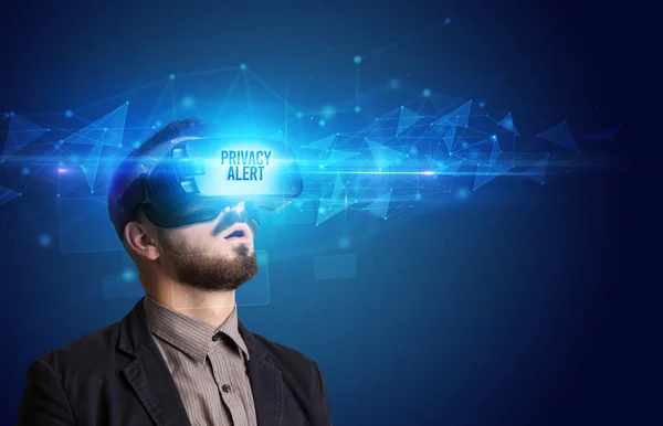 Geschäftsmann Blickt Durch Virtual Reality Brille Mit Aufschrift Datenschutz Cyber — Stockfoto