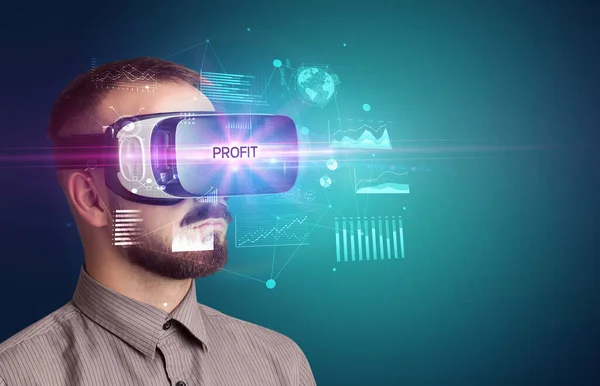 利益の碑文を持つ仮想現実の眼鏡を探しているビジネスマン 新しいビジネスコンセプト — ストック写真