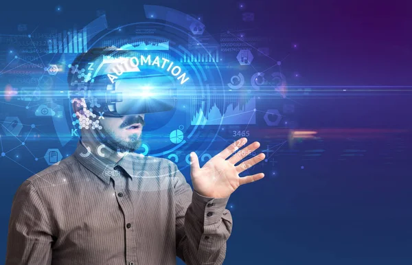 Biznesmen Patrzący Przez Okulary Virtual Reality Napisem Automation Innowacyjna Koncepcja — Zdjęcie stockowe