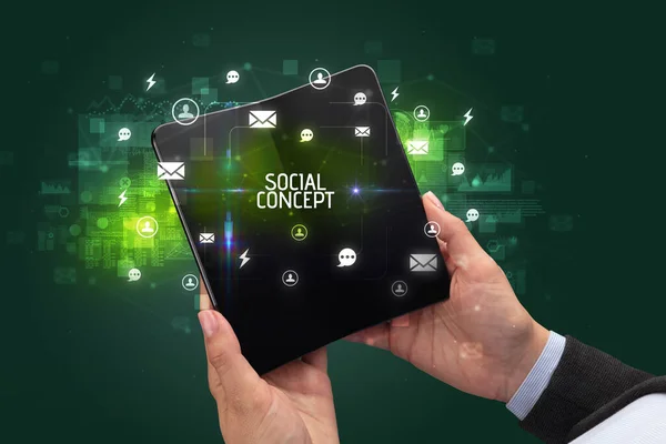 Επιχειρηματίας Κρατώντας Ένα Αναδιπλούμενο Smartphone Επιγραφή Κοινωνικής Αντίληψης Έννοια Κοινωνικής — Φωτογραφία Αρχείου