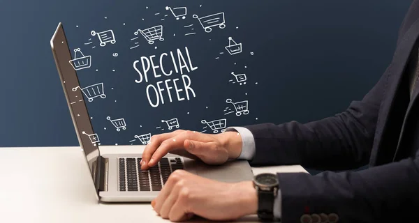 Biznesmen Pracujący Laptopie Napisem Special Offer Koncepcja Zakupów Online — Zdjęcie stockowe