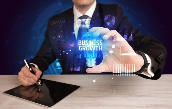 Biznesmen Trzymający Żarówkę Napisem Business Growth Pomysł Biznes — Zdjęcie stockowe