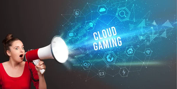 Mujer Joven Gritando Megáfono Con Inscripción Cloud Gaming Concepto Anuncio —  Fotos de Stock