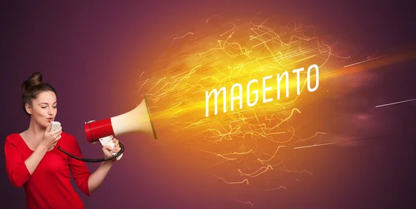 Młody Girld Krzyczący Megafonie Napisem Magento Koncepcja Zakupów Online — Zdjęcie stockowe