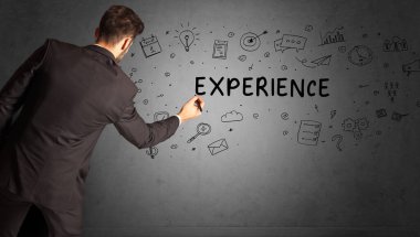 İş adamı, ExperIENCE yazıtları ve iş stratejisi konseptiyle yaratıcı bir fikir çizimi yapıyor.