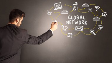 GLOBAL NETWORK yazılı sosyal medya simgeleri çizen işadamı, yeni medya kavramı