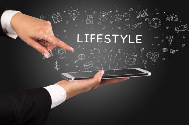 LIFESTYLE yazıtları, sosyal medya kavramına sahip bir dokunmatik ekran yakın plan