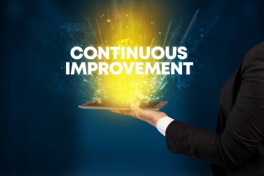KONTINUOUS İMPROVEMENT yazıt, yenilikçi teknoloji konsepti ile bir dokunmatik ekran yakın çekim