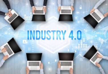 INDUSTRY 4.0 yazıtlı, modern teknoloji kavramına sahip bir ofiste çalışan meşgul insanlar grubu