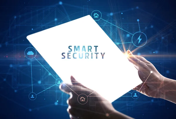 Trzymanie Futurystycznego Tabletu Napisem Smart Security Koncepcja Cyberbezpieczeństwa — Zdjęcie stockowe