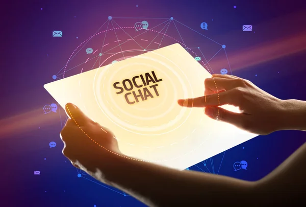 Hålla Futuristiska Tablett Med Social Chat Inskription Sociala Medier Koncept — Stockfoto