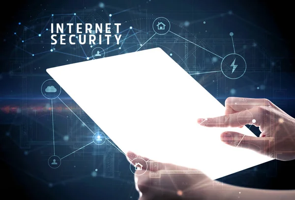 インターネットセキュリティの碑文 サイバーセキュリティの概念と未来的なタブレットを保持 — ストック写真