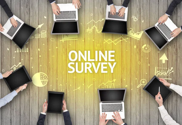 ONLINE SURVEY yazıtları, başarılı iş konsepti ile Ofiste Çalışan Meşgul İnsanlar Grubu