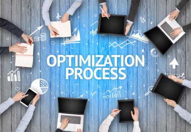 Optimisyon Prosedürü yazıtı, başarılı iş konsepti olan bir ofiste çalışan bir grup meşgul insan